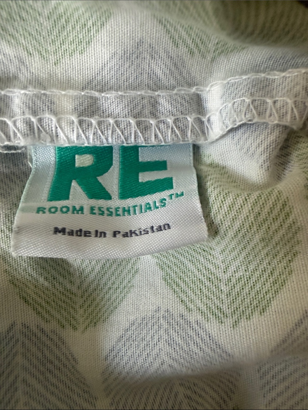 Lush Green Quilt with 2 Shams + Leaf-Patterned Sheet Set - Picture 7 of 7